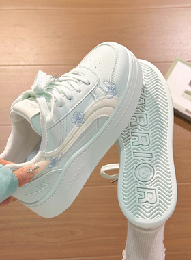 回力刺绣蝴蝶小白鞋女2026冬季百搭保暖板鞋女小众初中生二棉鞋子