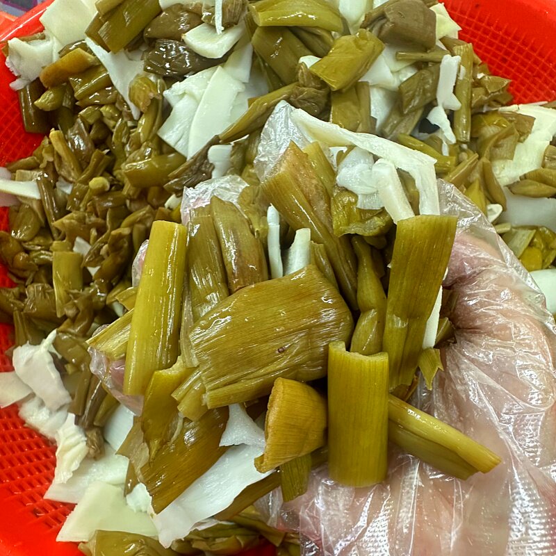 广西农家酸芋苗竹笋泡菜下饭菜