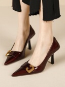 暗红色漆皮尖头高跟鞋 女 性感金属皮带扣尖头单鞋 女2025年新款 春季