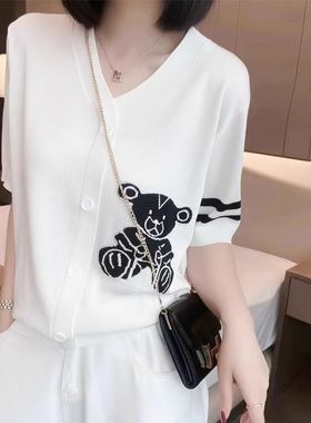 大码时尚小熊刺绣v领短袖T恤女法式冰丝薄款时尚气质舒适针织开衫
