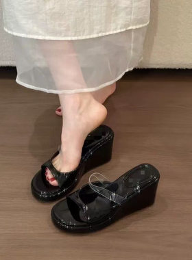 小个子增高坡跟凉拖女夏季裸色亮面透明一字带软底防滑外出懒人拖