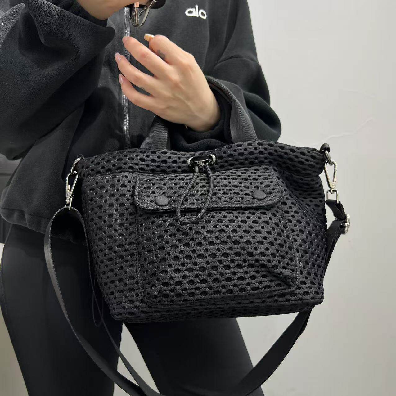 欧洲站新款女士包袋单肩斜挎包简约网面手提包日常出行放手机平板
