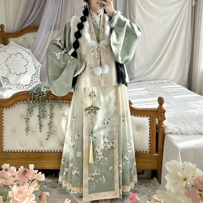明制汉服女合领刺绣比甲马面裙