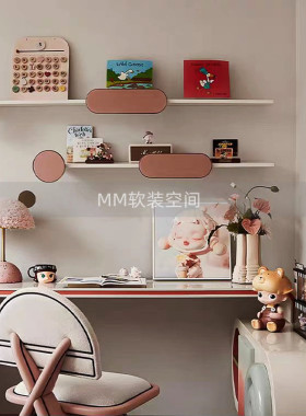 现代样板间儿童房泡泡玛特主题女孩房卧室书桌面卡通手办书籍摆件