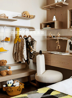 现代样板间儿童房公仔木质摆件售楼处男孩房桌面衣服组合软装饰品