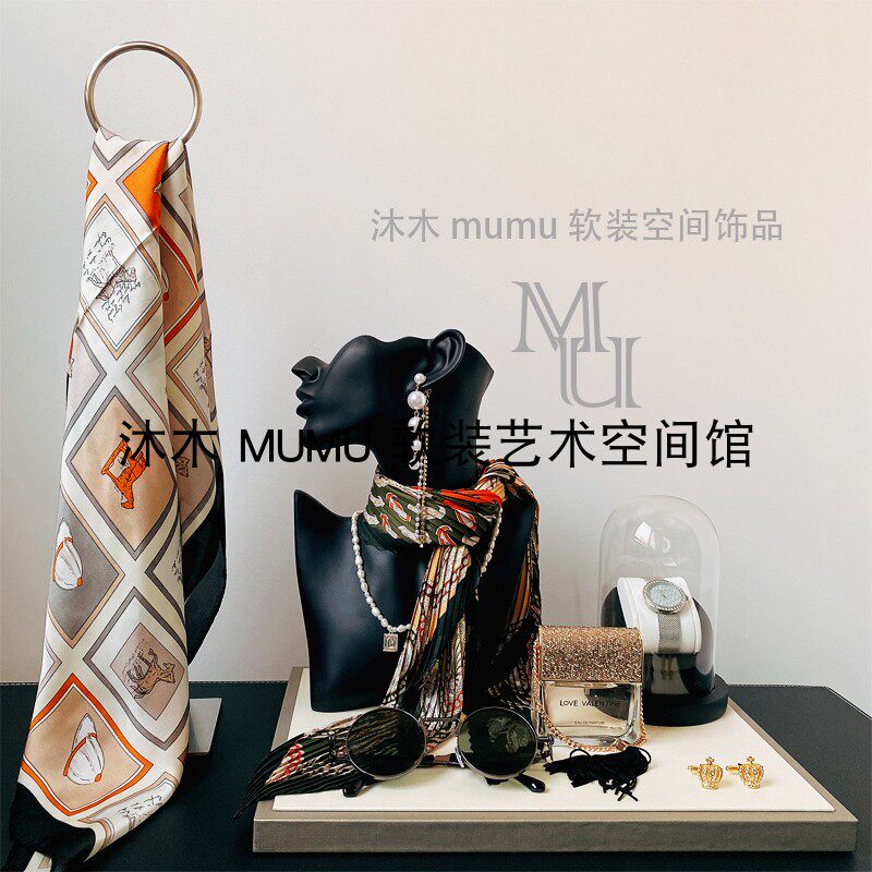 橙色主题风格样板房衣帽间梳妆台黑色人像颈百褶丝巾大牌手表摆件