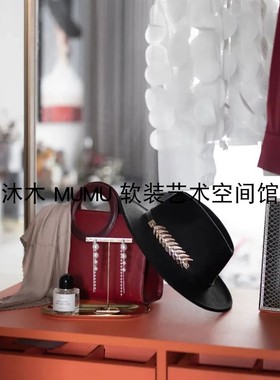 红色系样板房衣帽间女上衣包包帽子香水丝巾耳环相框软饰品摆件组