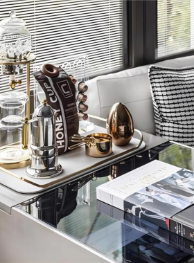 现代简约样板间沙发旁边几展厅厨房吧台咖啡壶组合托盘装饰品摆件