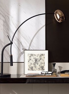 现代轻奢样板间办公书桌挂画垫台灯阅读主题售楼处书房组合装饰品