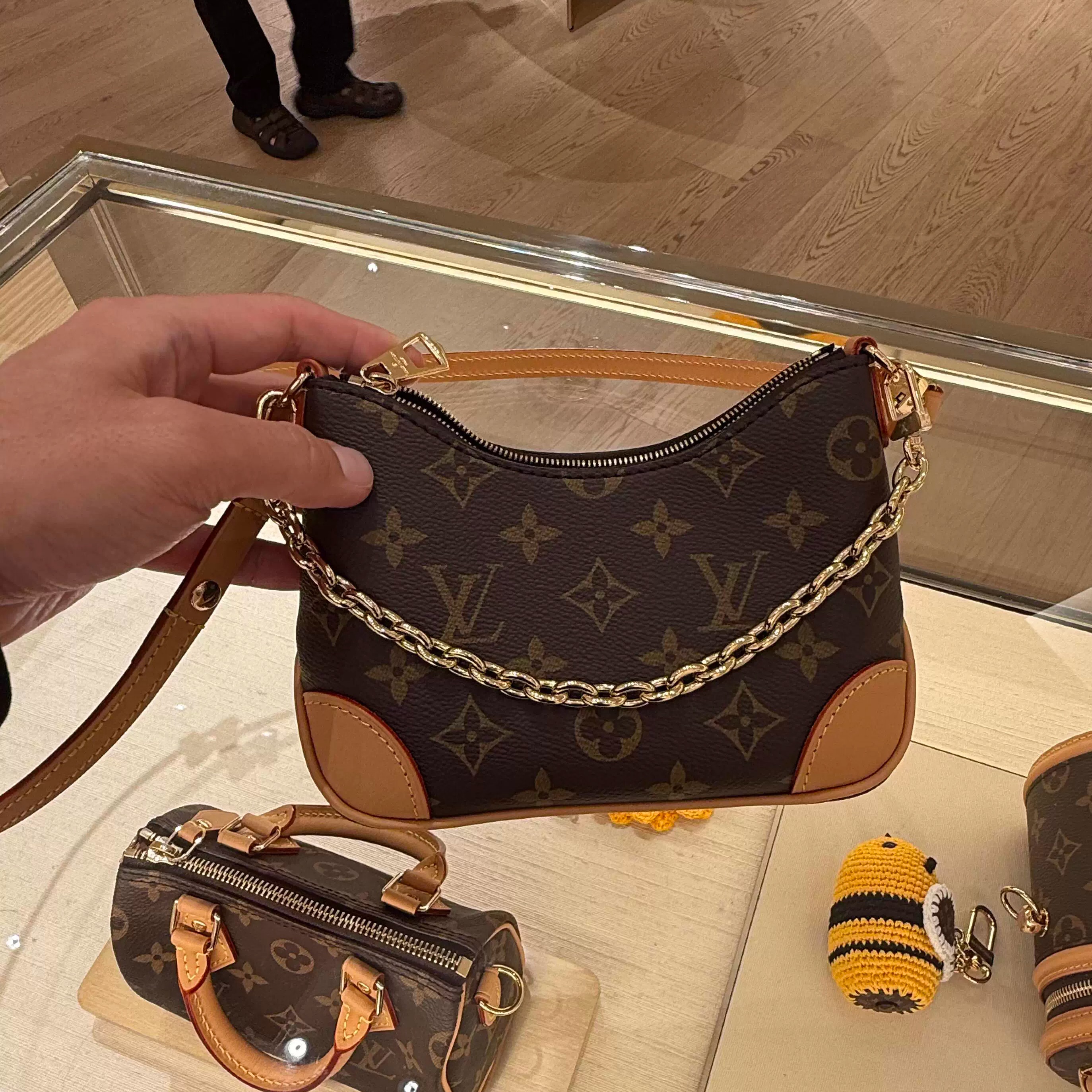 LV路易威登女包 NANO BOULOGNE老花牛角包腋下包斜挎单肩包M25519