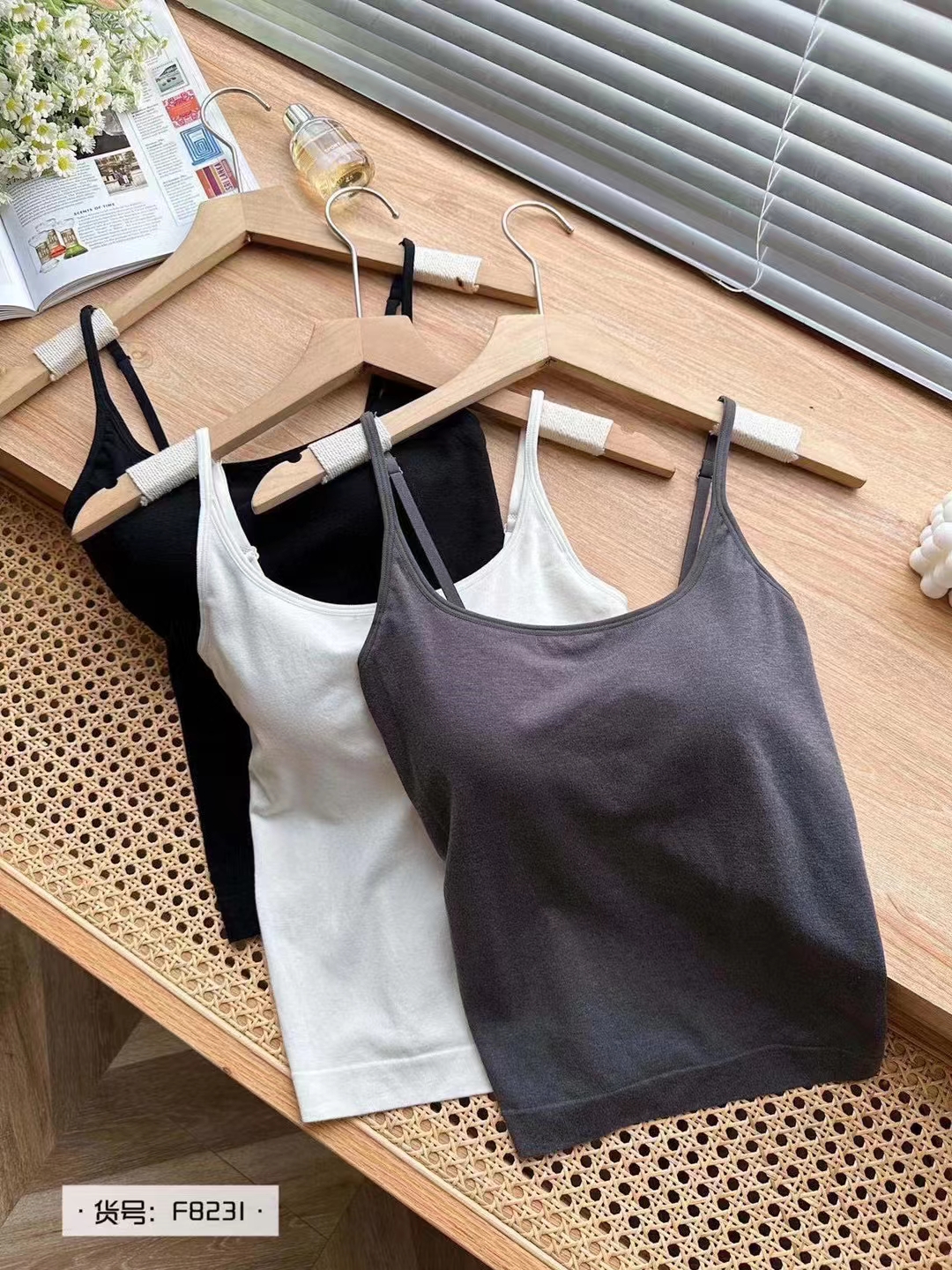 8231裸氨蚕丝自发热薄款羊毛保暖吊带一体杯内衣美背无痕背心秋冬
