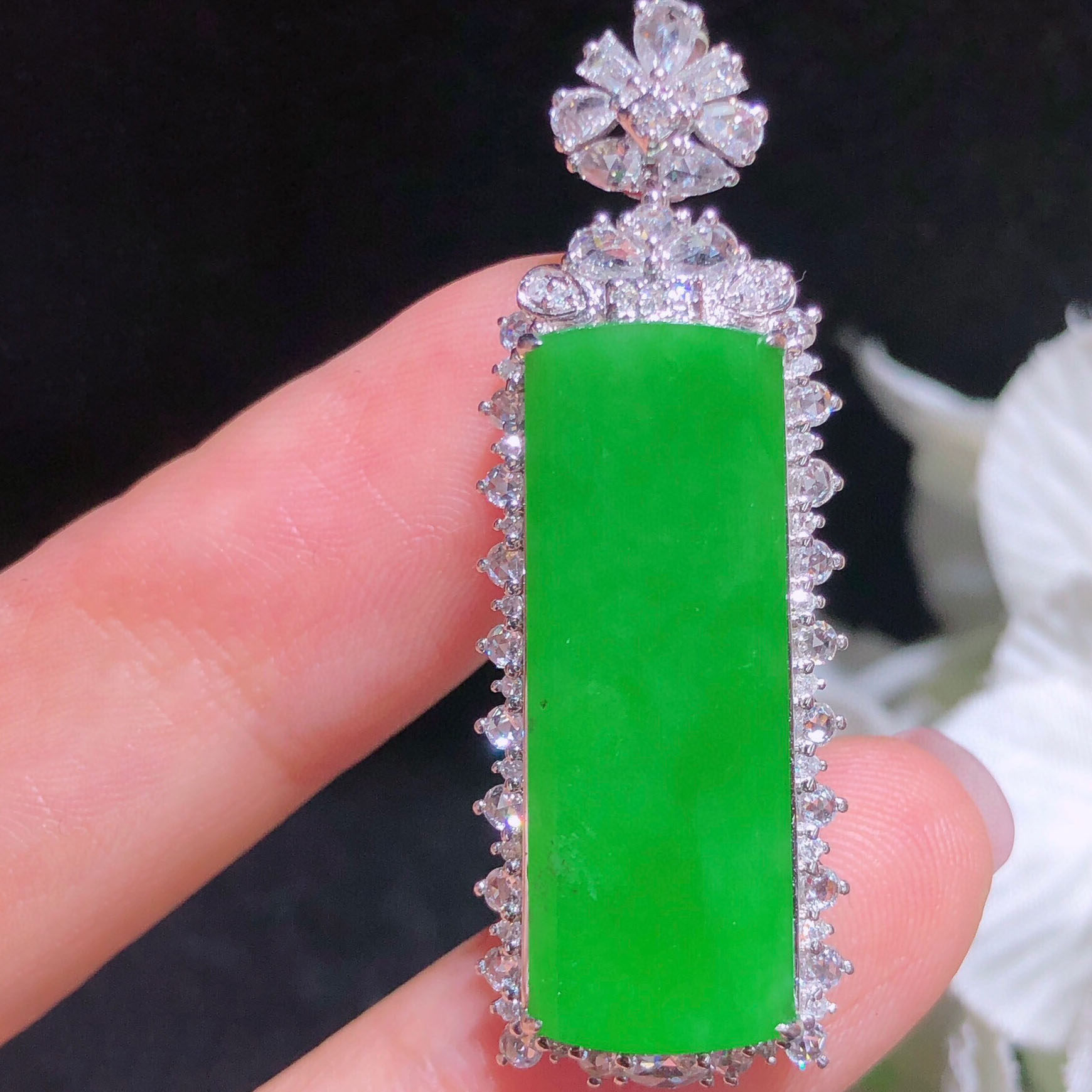 翠秦之皇冰阳绿无事牌吊坠 18k金钻石镶嵌天然A货翡翠饱满莹润