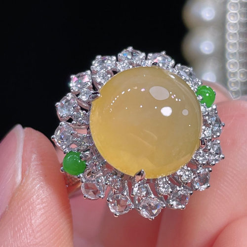 翠秦之皇冰黄翡翠蛋面戒指 18k金钻石镶嵌天然A货翡翠饱满莹润