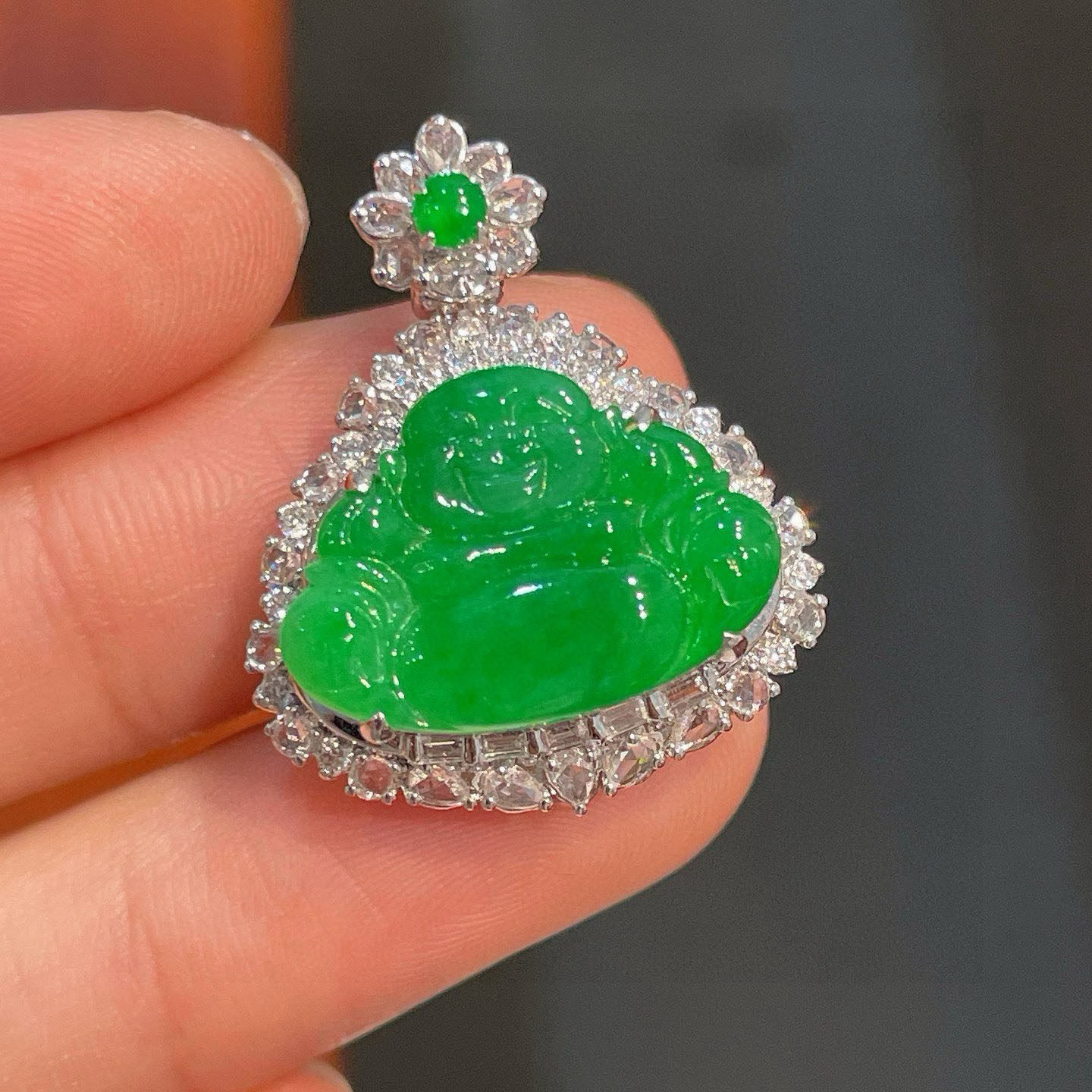 翠秦之皇冰阳绿佛公吊坠 18k金镶嵌天然翡翠A货种色兼备气质优雅