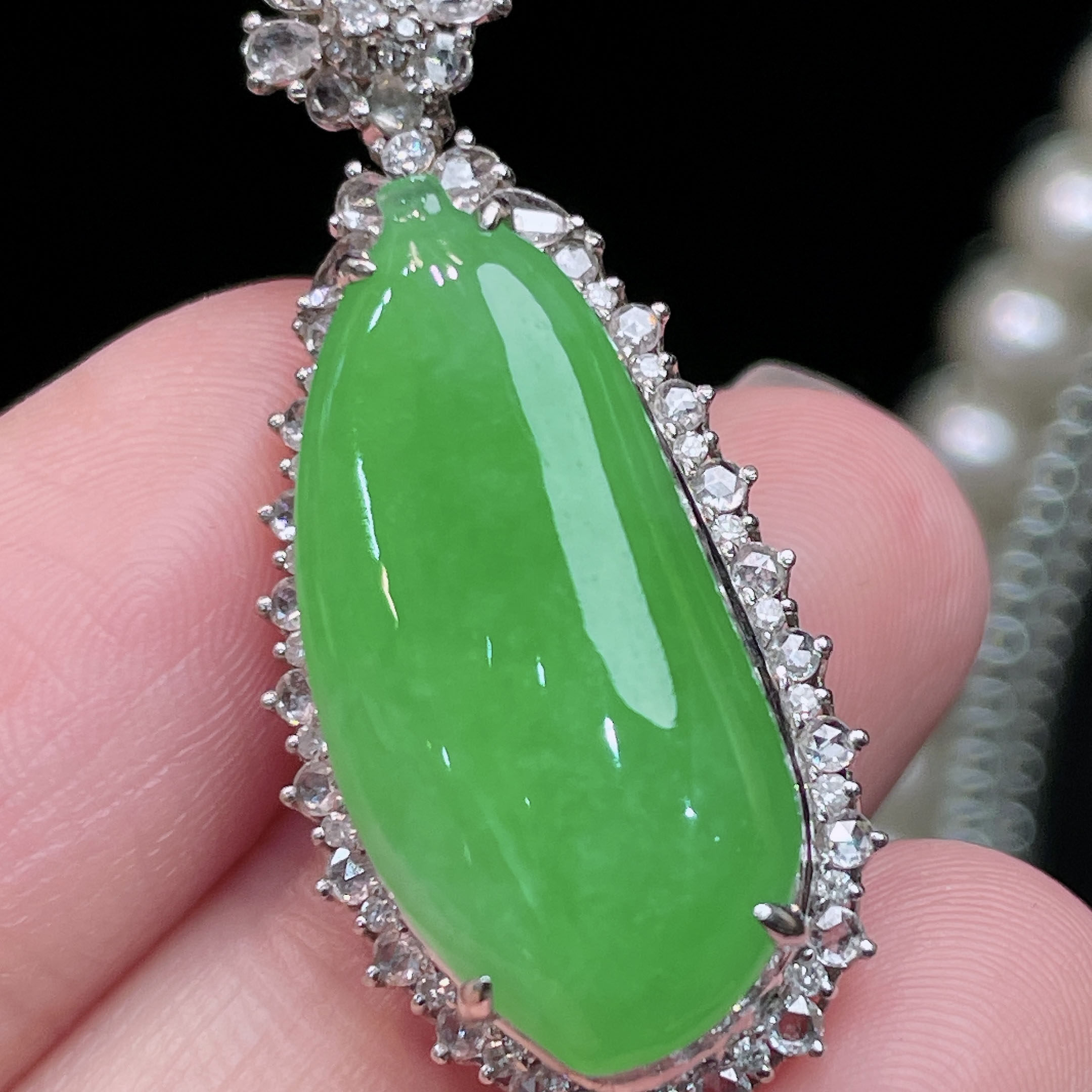 翠秦之皇冰阳绿福瓜吊坠 18k金镶嵌天然翡翠A货种色兼备气质优雅