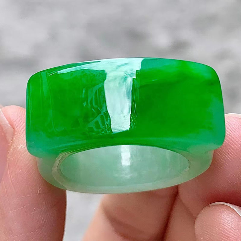 翠秦之皇辣绿马鞍戒指天然