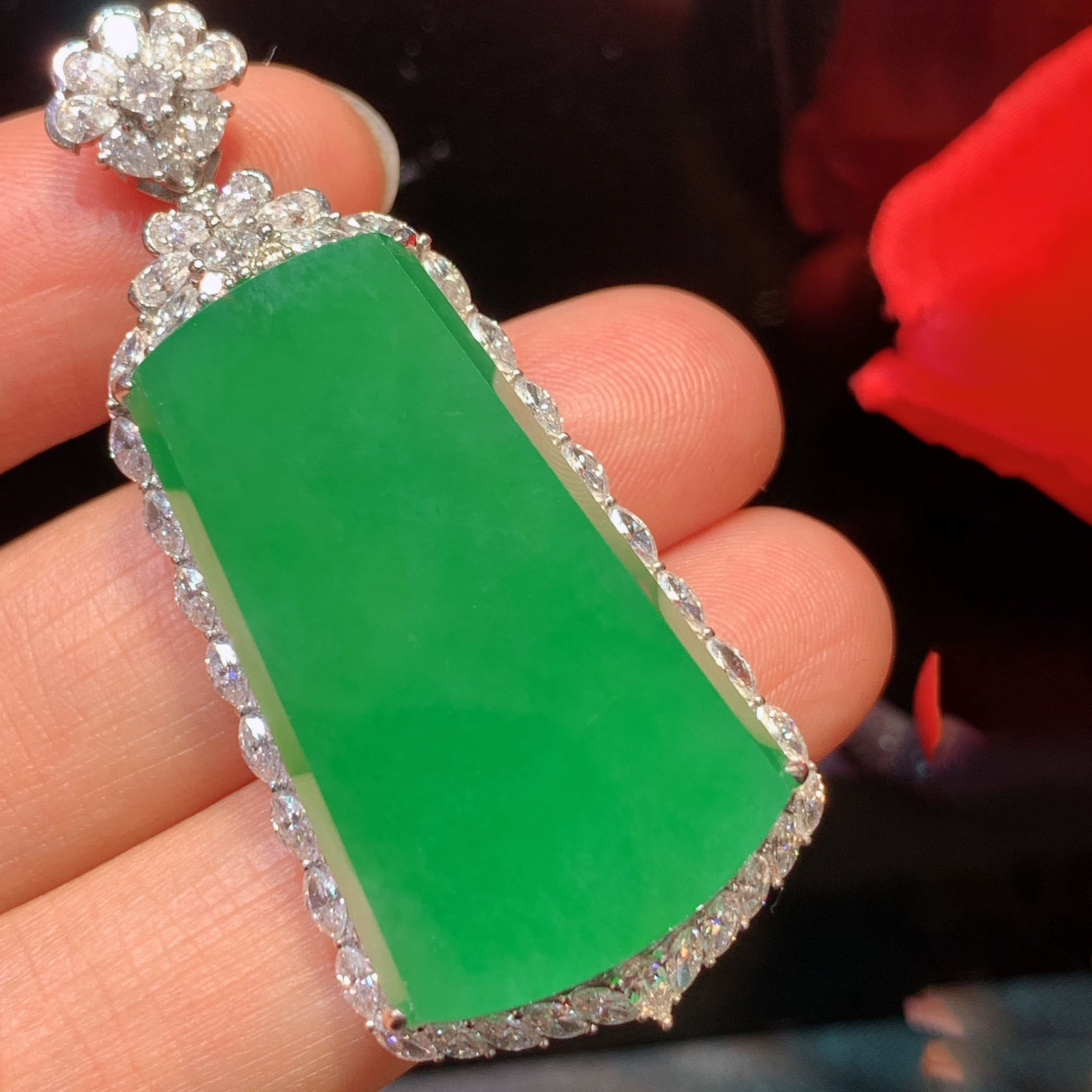 翠秦之皇冰阳绿无事牌吊坠 18k金镶嵌天然缅甸翡翠A货水润细腻