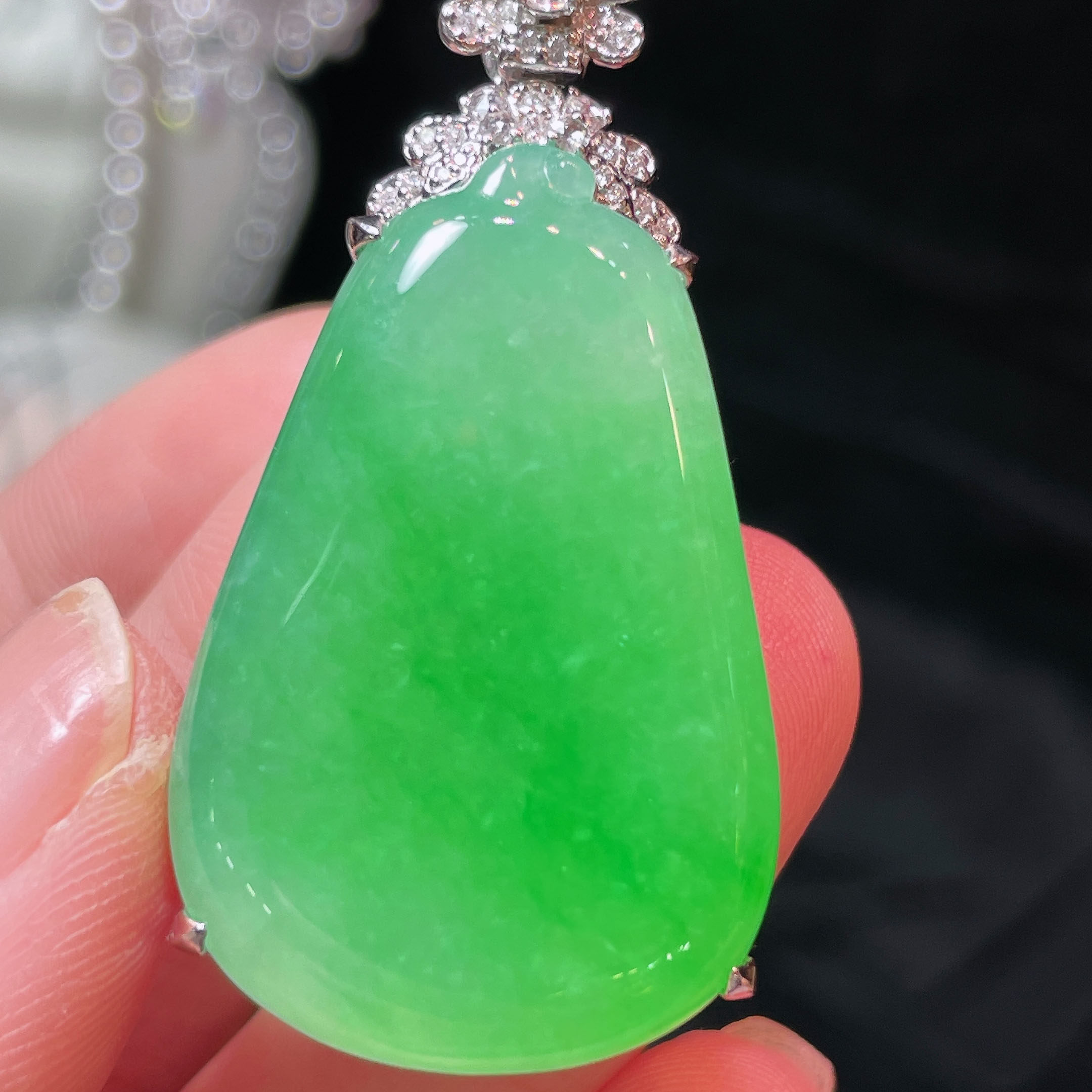 翠秦之皇冰飘绿福瓜吊坠 18k金镶嵌天然翡翠A货种色兼备气质优雅