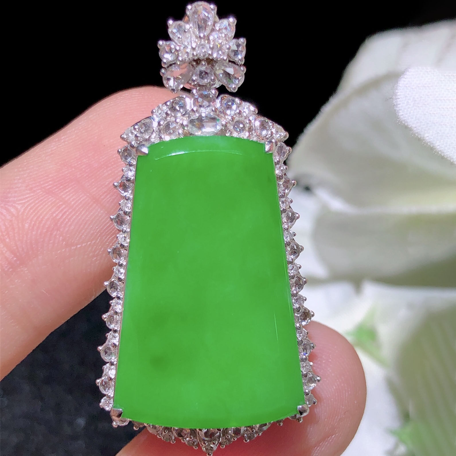 翠秦之皇冰阳绿无事牌吊坠 18k金镶嵌天然翡翠A货种色兼备气质