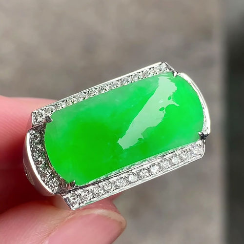 翠秦之皇高冰阳绿马鞍戒指 18k金镶嵌天然翡翠A货种色兼备气质