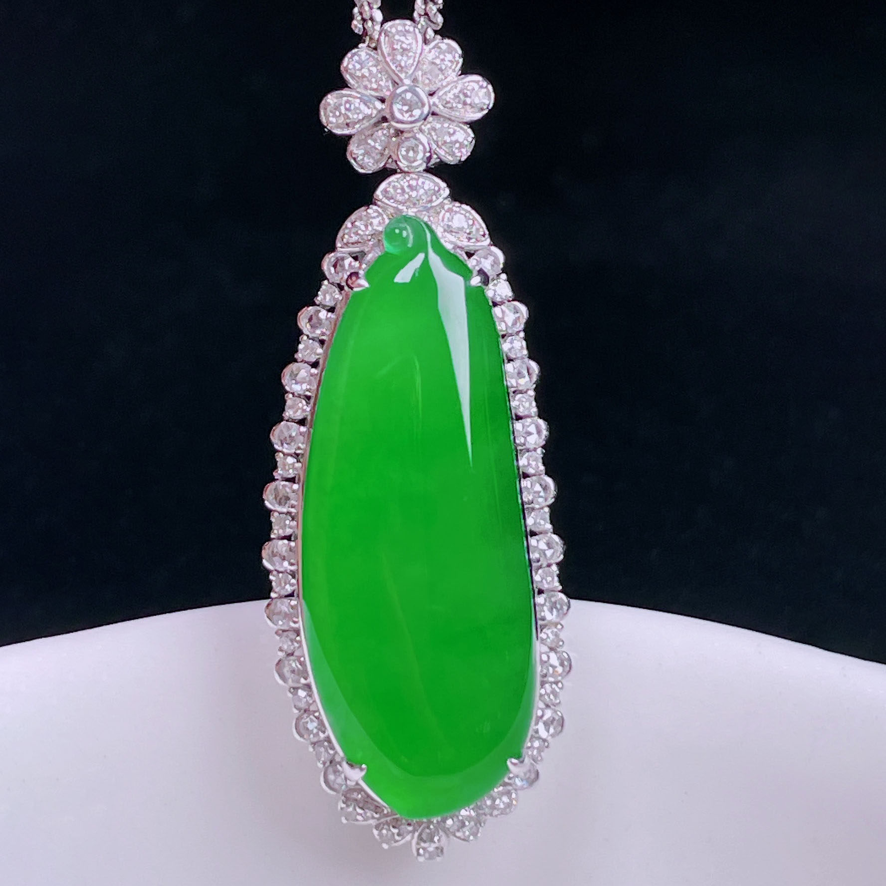 翠秦之皇冰阳绿福瓜吊坠 18k金镶嵌天然翡翠A货种色兼备气质优雅