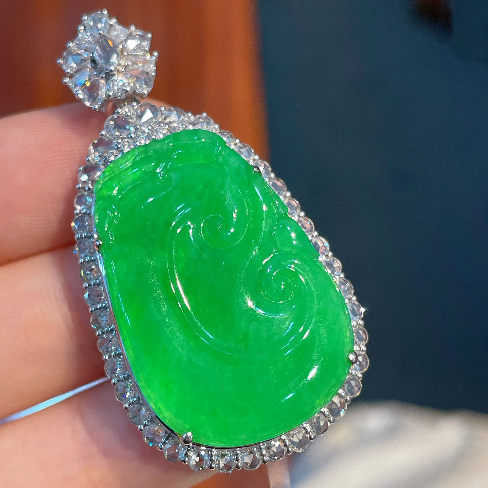 翠秦之皇冰阳绿如意吊坠 18k金镶嵌天然翡翠A货种色兼备气质优雅