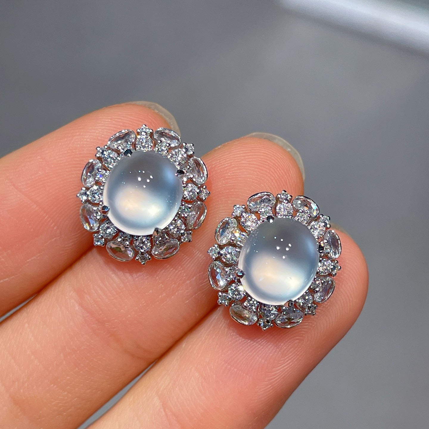 翠秦之皇高冰蛋面耳钉 18k金镶嵌天然翡翠A货种色兼备气质优雅