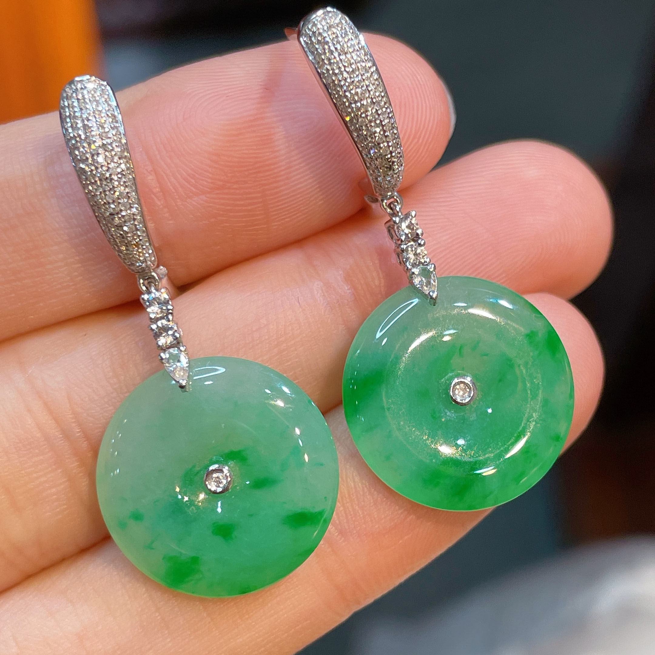 翠秦之皇冰阳绿平安扣耳坠 18k金镶嵌天然翡翠A货种色兼备气质