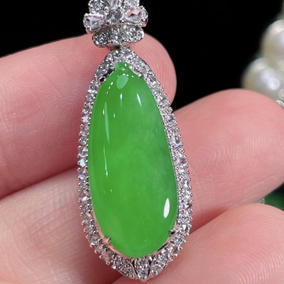 翠秦之皇冰阳绿福瓜吊坠 18k金镶嵌天然翡翠A货种色兼备气质优雅