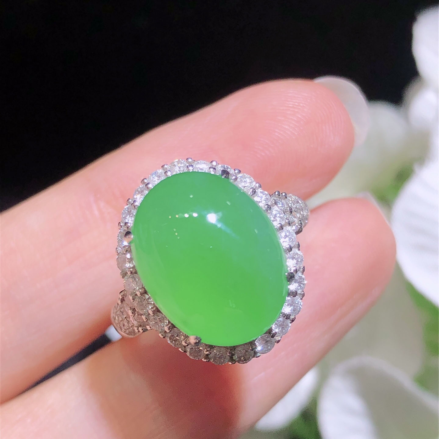 翠秦之皇冰阳绿蛋面戒指 18k金镶嵌天然翡翠A货种色兼备气质优雅