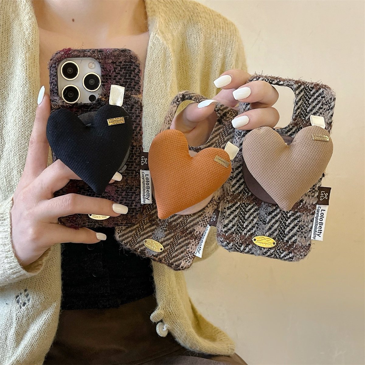 宏界 秋冬小香风格纹绒布海绵爱心磁吸支架适用苹果17ProMax手机壳iphone15新款16pro女款14pro防摔13保护套