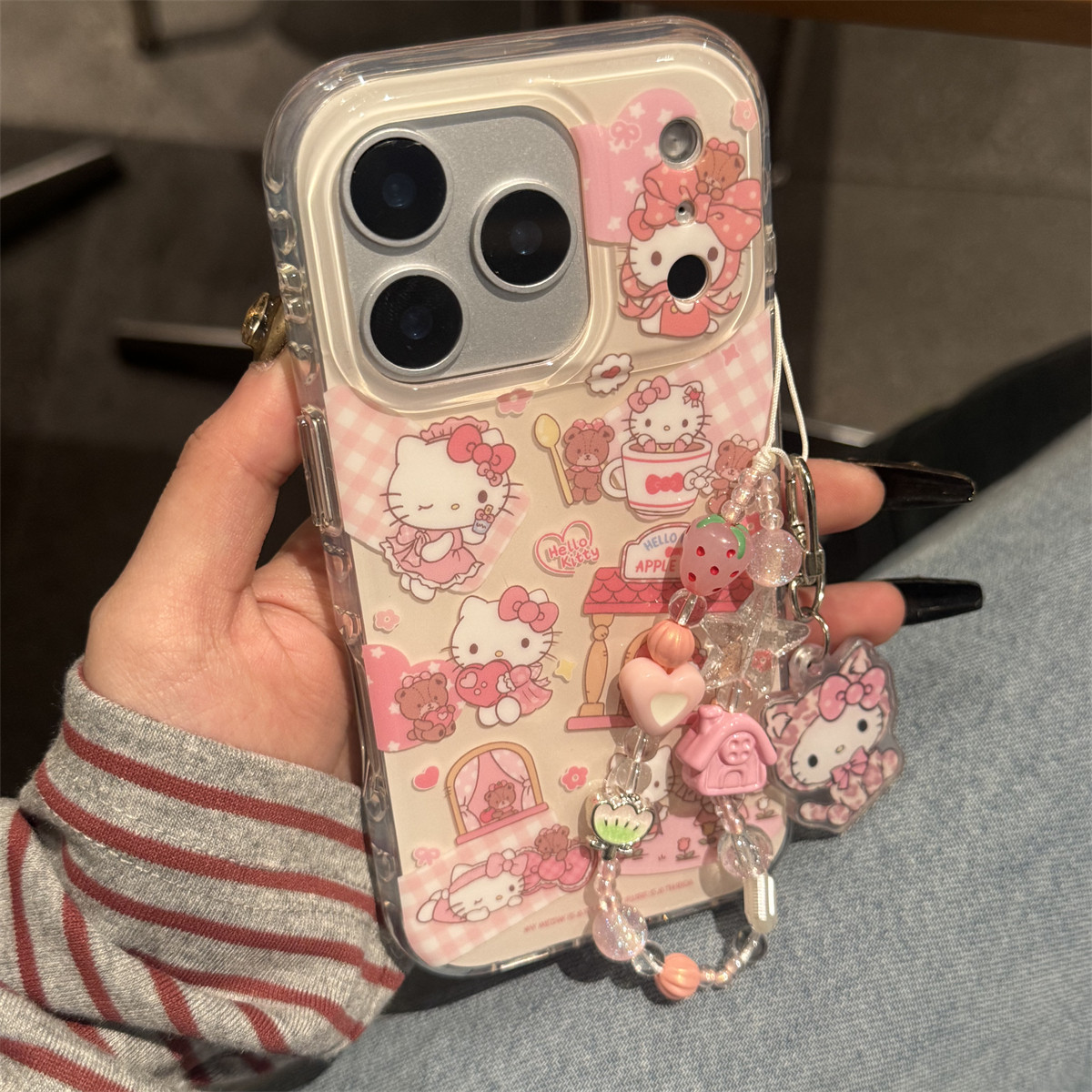 宏界 网红可爱粉色格纹茶杯Kitty猫链条适用苹果17ProMax手机壳iphone15新款16pro硅胶13女款14pro防摔保护套