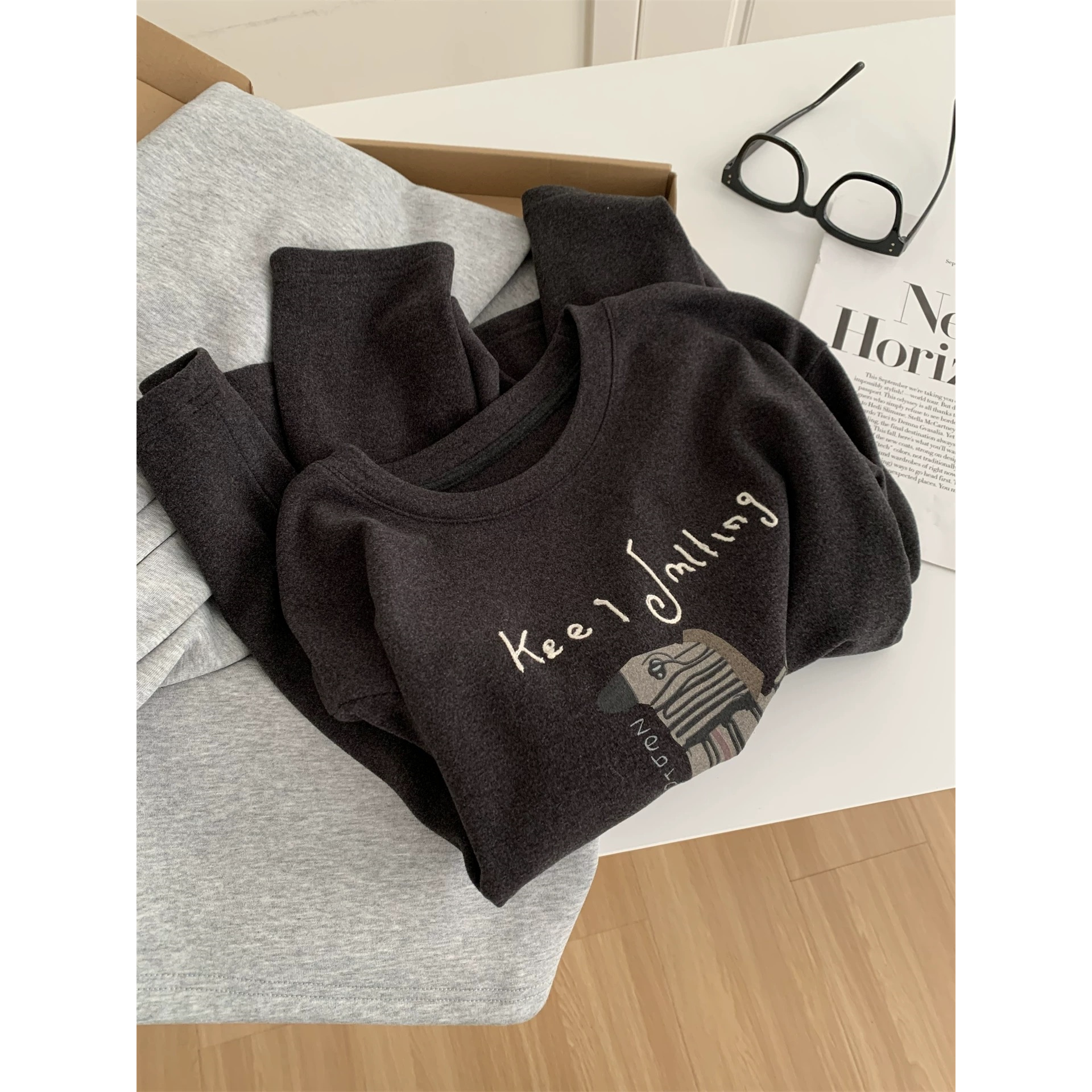 2026新款小马印花深灰色T恤女秋冬保暖磨毛打底衫设计感长袖上衣
