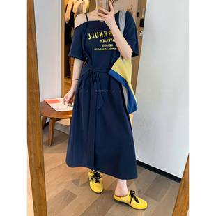 藏青色斜领字母印花连衣裙女2025夏季新款纯欲风露肩短袖T恤长裙