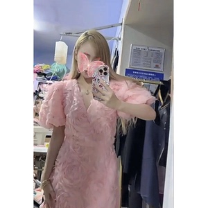 小众不撞款连衣裙夏季穿搭名媛高级感立体花朵v领泡泡袖包臀短裙