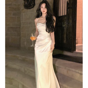 白色褶皱吊带连衣裙高级感女2025新款长裙子