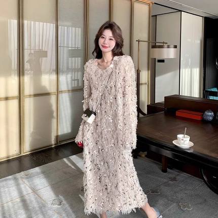 高级设计感亮片连衣裙女2024秋冬新款气质名媛小香风绝美过膝长裙