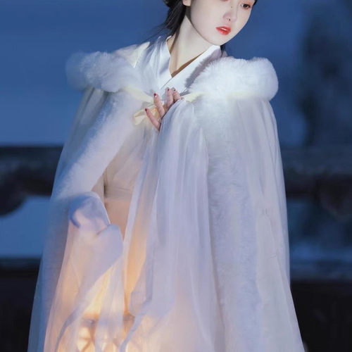 白色斗篷汉服冬季长款毛领披风