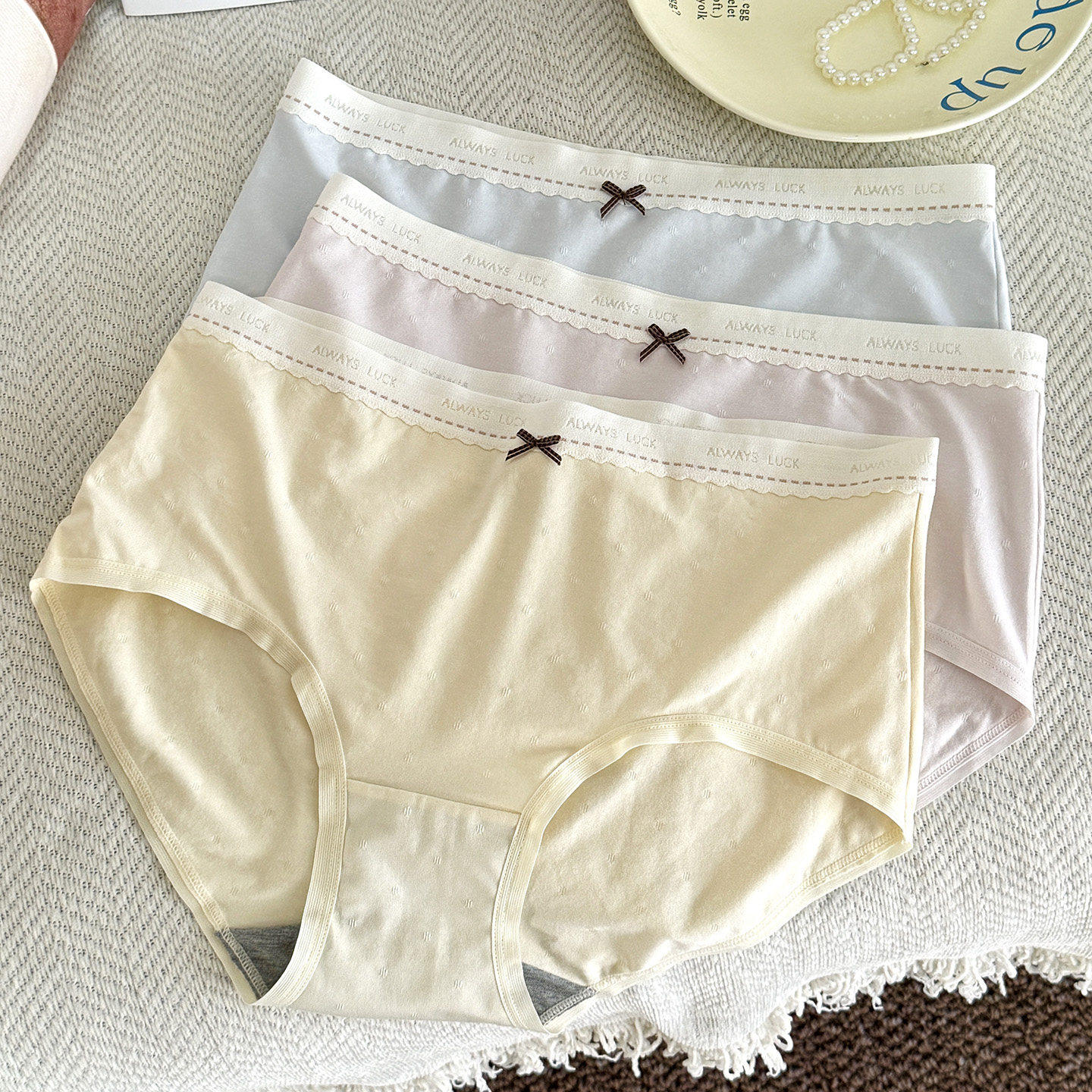 彩田秋冬新款莫代尔棉女士内裤中腰少女三角舒适透气10A抗菌短裤