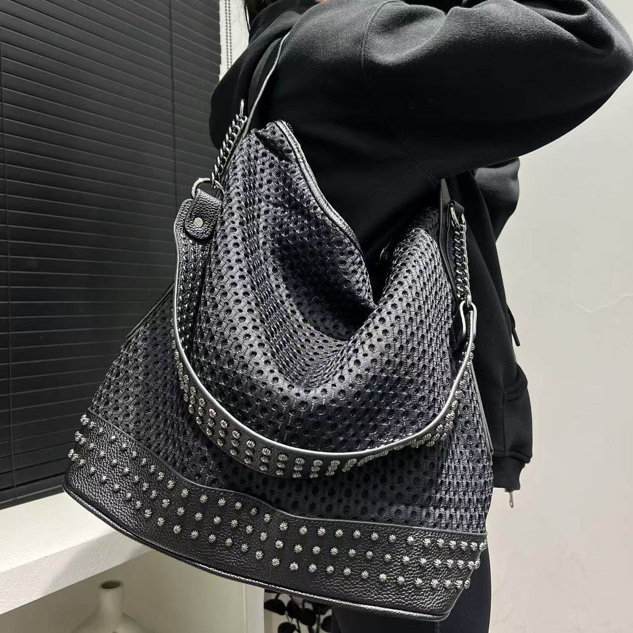 欧洲站新款摇滚朋克机车女包网面拼接金属铆钉手提单肩腋下链条包
