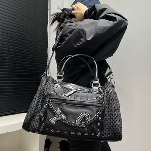 欧美新款暗黑风朋克链条手提包男女款网面拼接金属铆钉单肩斜挎包
