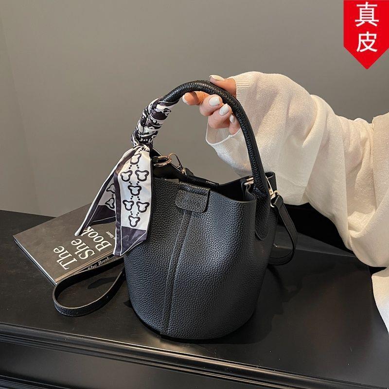 高颜值斜挎包高级小包爆款2026包女百搭轻奢复古单肩水桶新款真皮