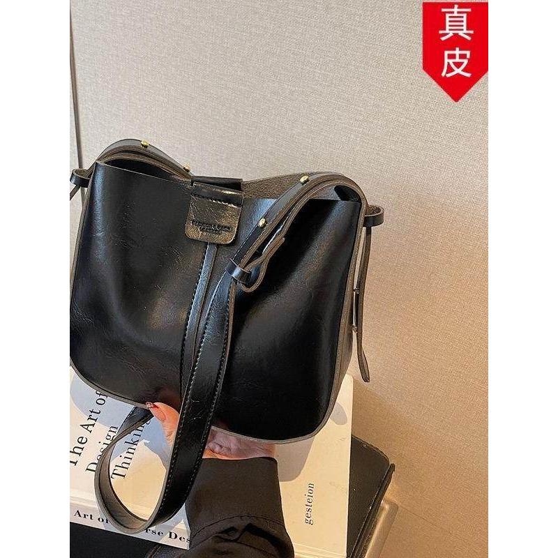 斜跨包女士新款法式时尚奢小众轻高颜值单肩成熟水桶2026火热真皮