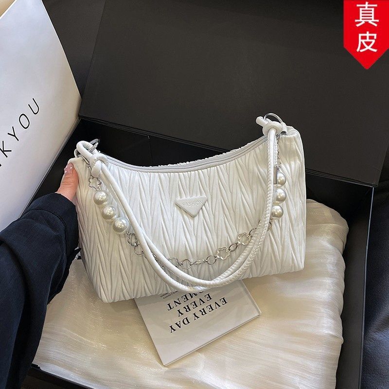 珍珠链条小包包女2026新款春季百搭真皮腋下包时尚质感褶皱单肩包