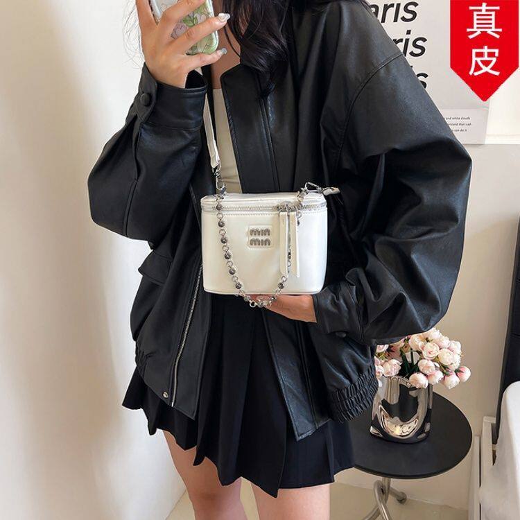 白色超火精致盒子小包包女2026新款轻奢小众高级感链条斜挎小方包