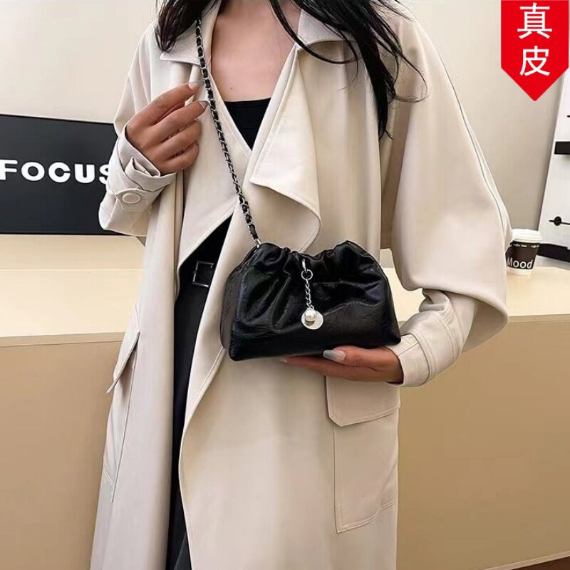 韩版真皮洋气小众银色包包女2026新款潮时尚链条斜挎包褶皱水桶包