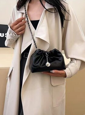 韩版真皮洋气小众银色包包女2026新款潮时尚链条斜挎包褶皱水桶包