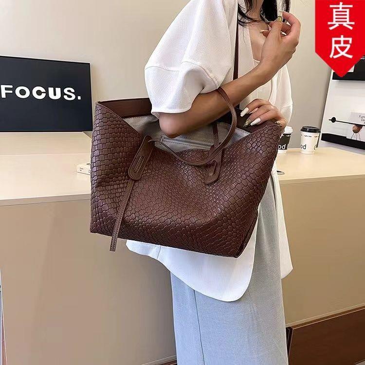 2026高级包女通勤腋下新款单肩真皮大容量编织包包网手提红包单肩