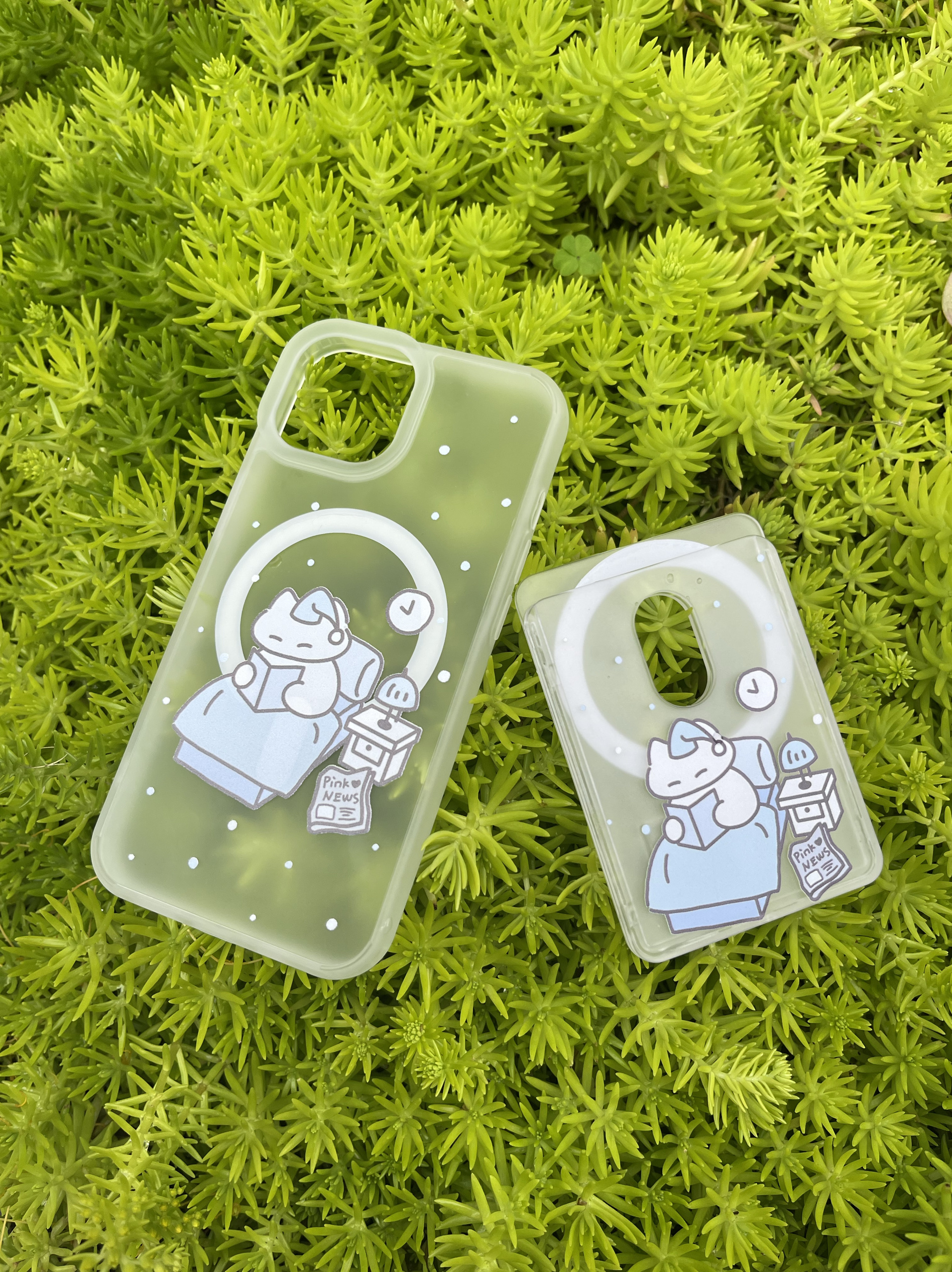 小粉喵喵屋 原创可爱猫猫磨砂Q点亲肤磁吸手机壳保护套防滑磨砂磁吸卡包16promax《眯眯夜读》