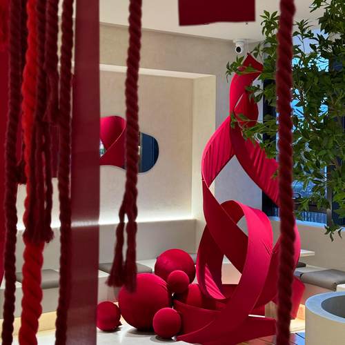 元旦新年餐厅装饰场景布置阳光板天花板挂饰红色丝带麻花编绳挂件